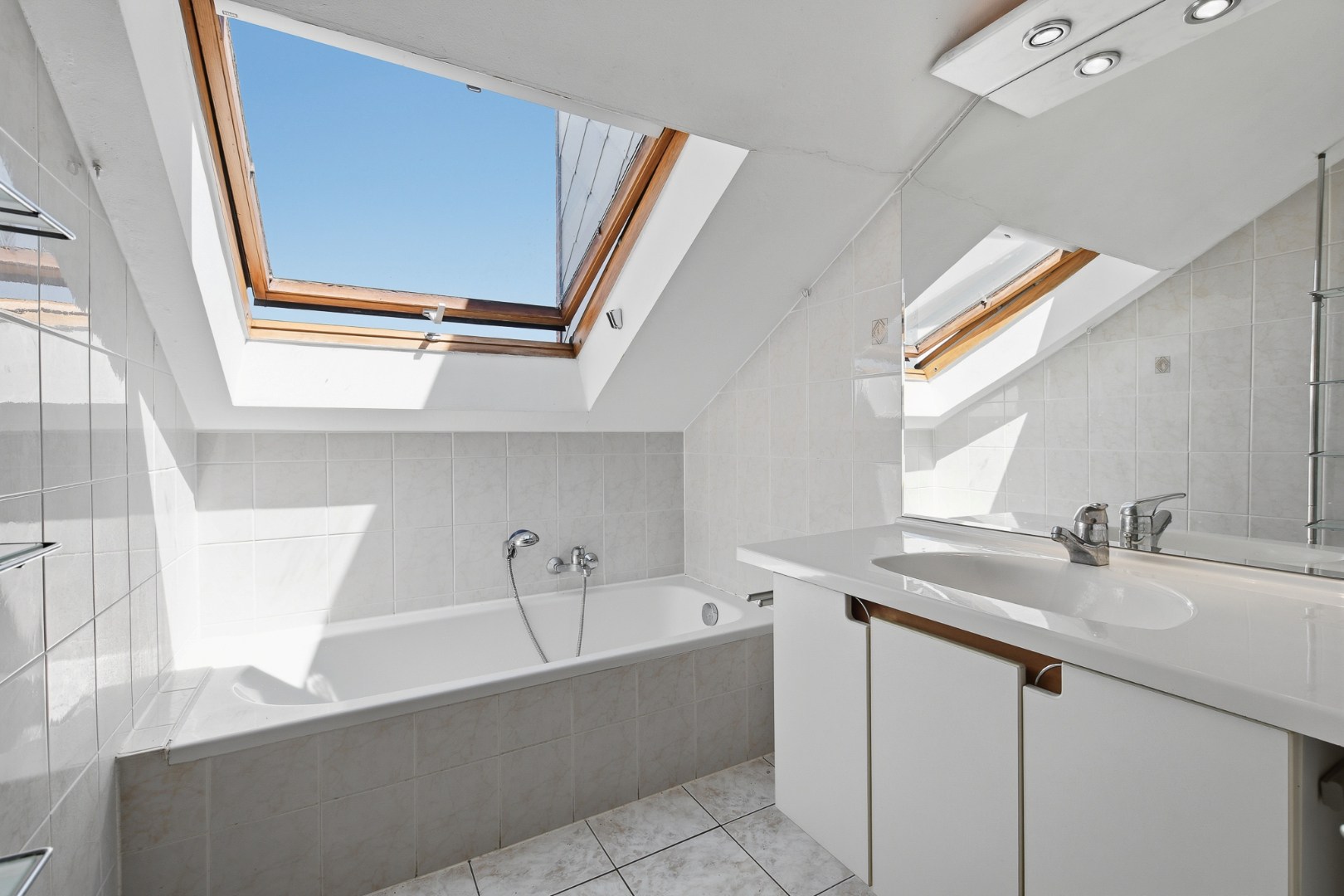 Instapklaar en gemeubeld 1-slaapkamerappartement met terras in hartje Wenduine 