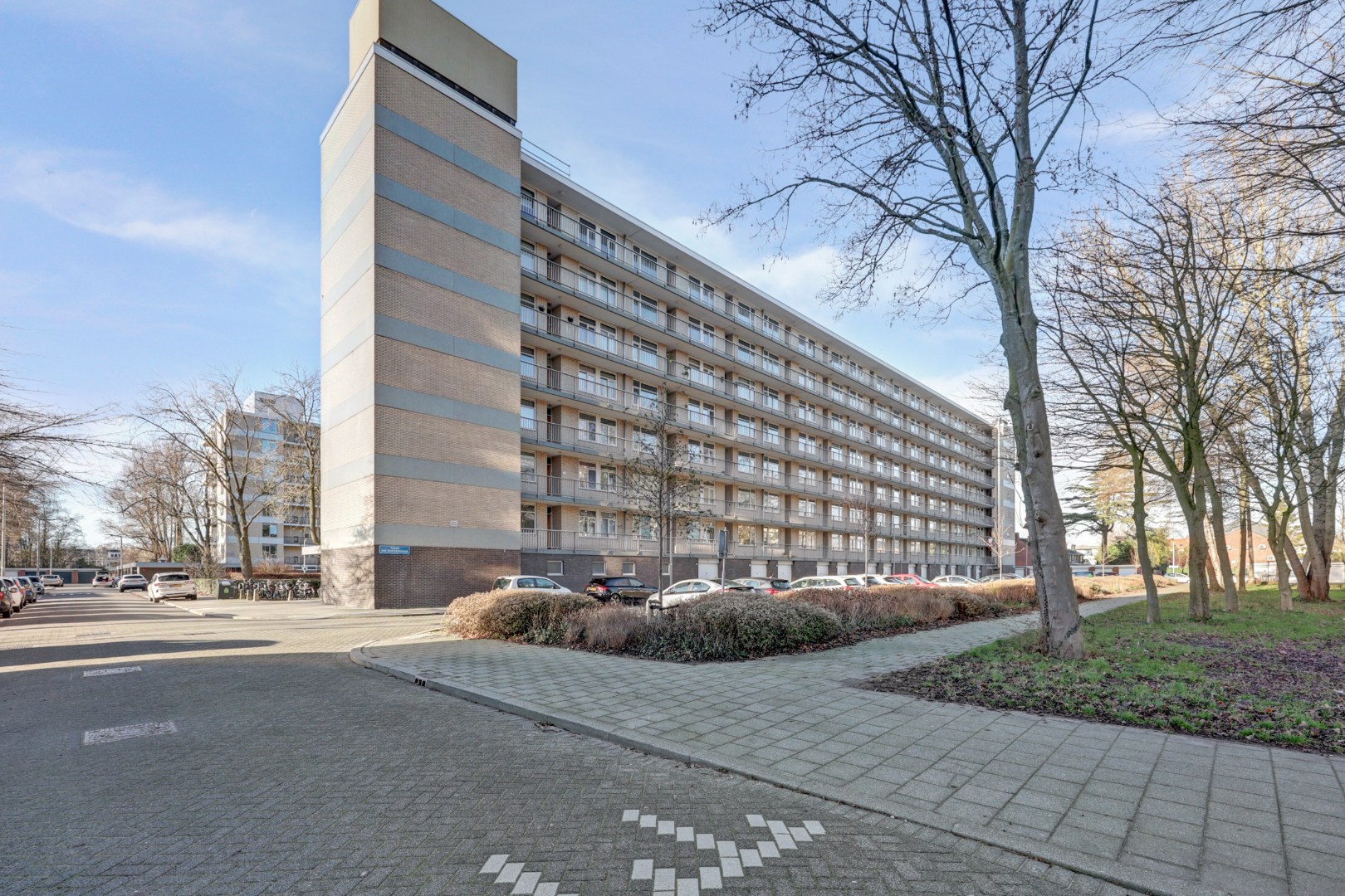 Instapklaar 2-kamer appartement op de 6e verdieping met moderne keuken en badkamer, balkon, berging in de onderbouw en gelegen op eigen grond. 