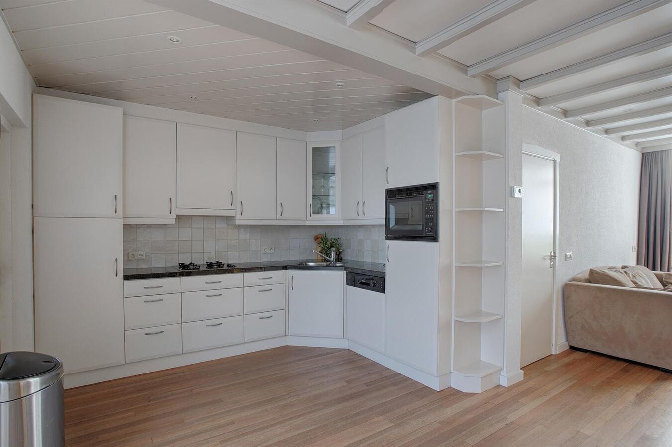 Ruim uitgebouwde hoekwoning met garage, berging, carport en vrije achterom gelegen in een rustige, kindvriendelijke straat tegenover een speelveld op 218 m² aan de Kievit 5 te Luyksgestel. 