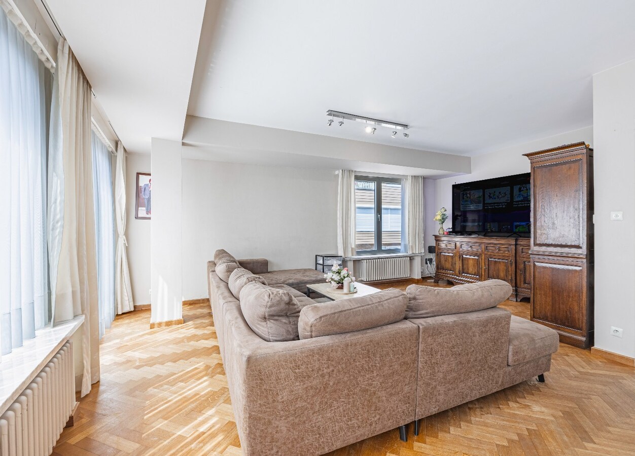 Instapklare, lichtrijke bel-etage woning met ruime garage en terras op centrale ligging 