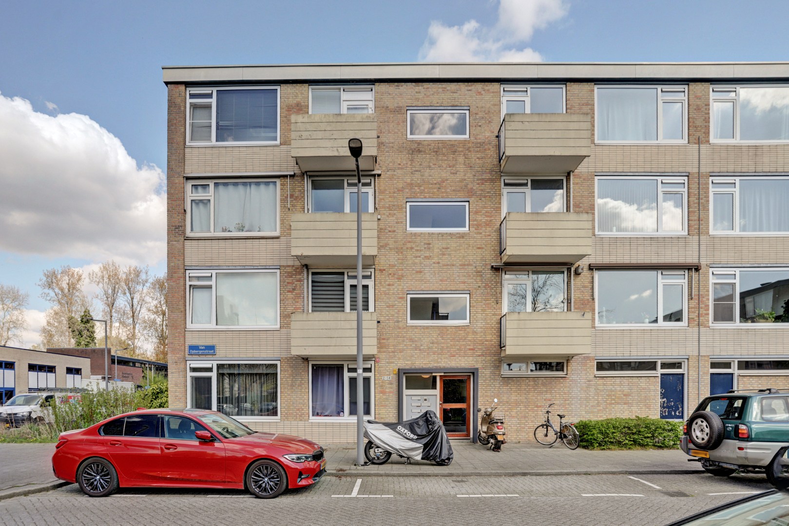 Instapklaar 3-kamer appartement op de 1e verdieping met keurige keuken en badkamer, 2 balkons, berging in de onderbouw en is gelegen op eigen grond. 