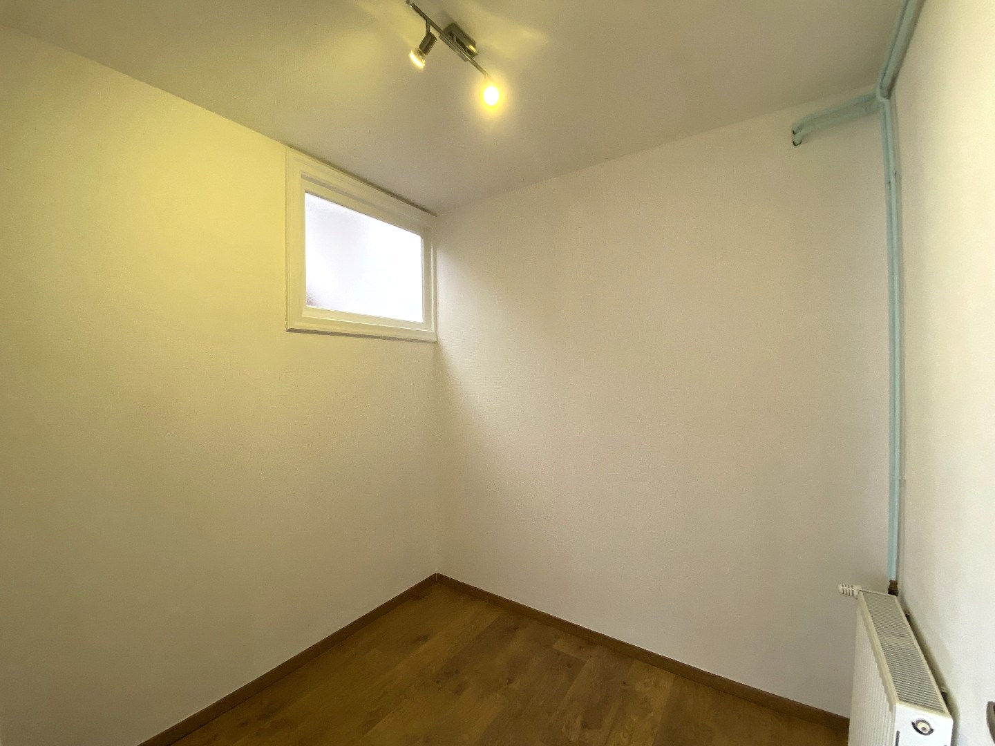 Authentieke burgerwoning met ruime garage en uitweg achteraan! 