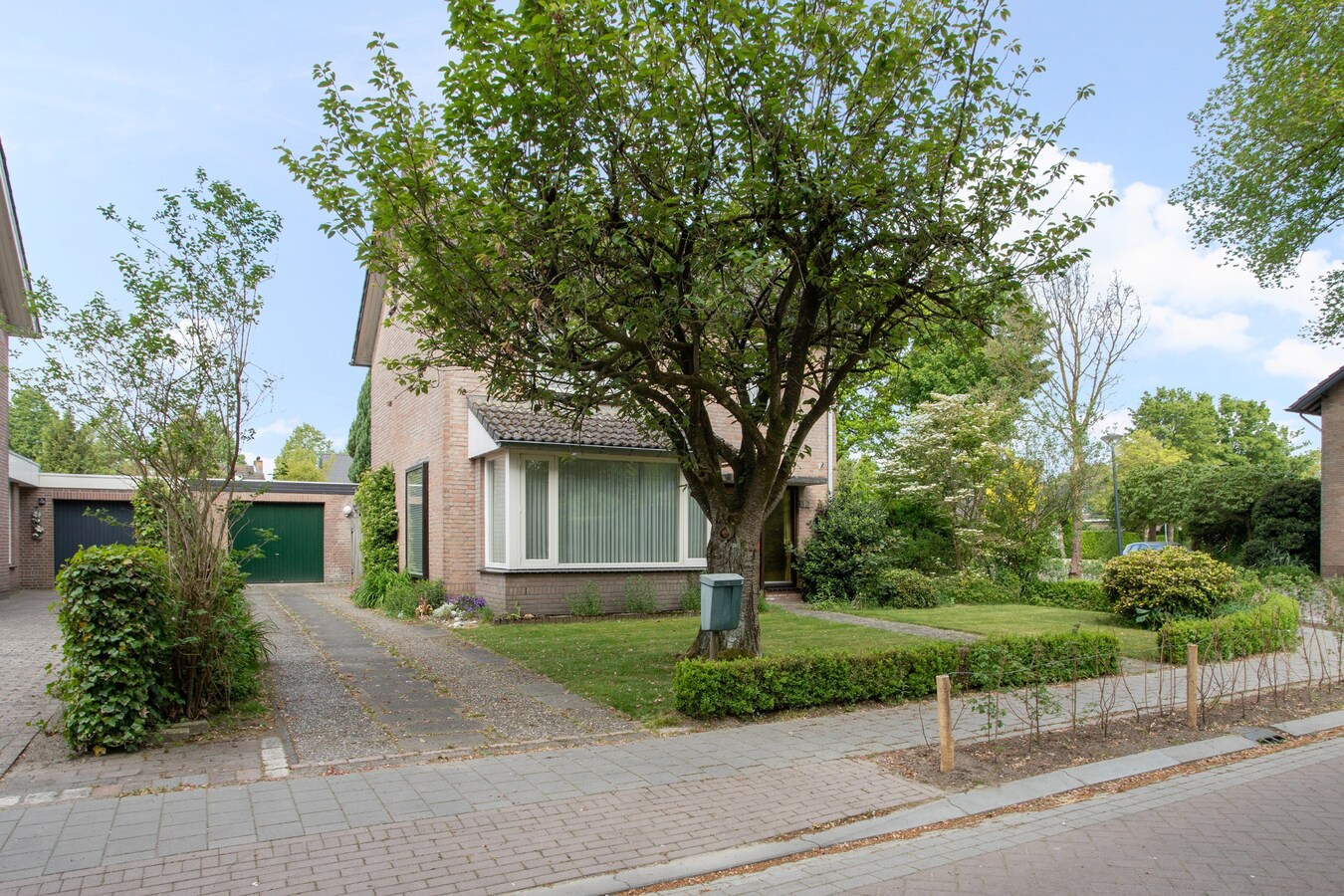 Vrijstaande woning gelegen op een rustige locatie op een kavel van maar liefst 450 m². 