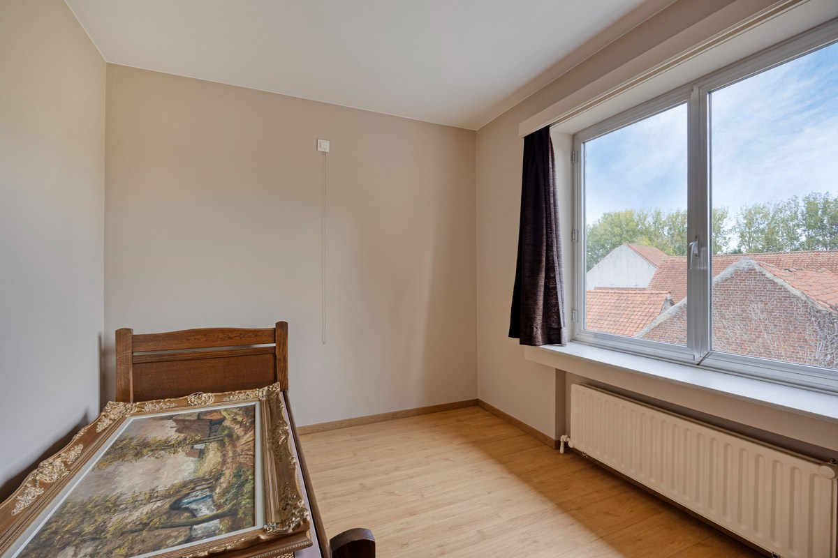 Halfopen bebouwing met 3 ruime slaapkamers. 