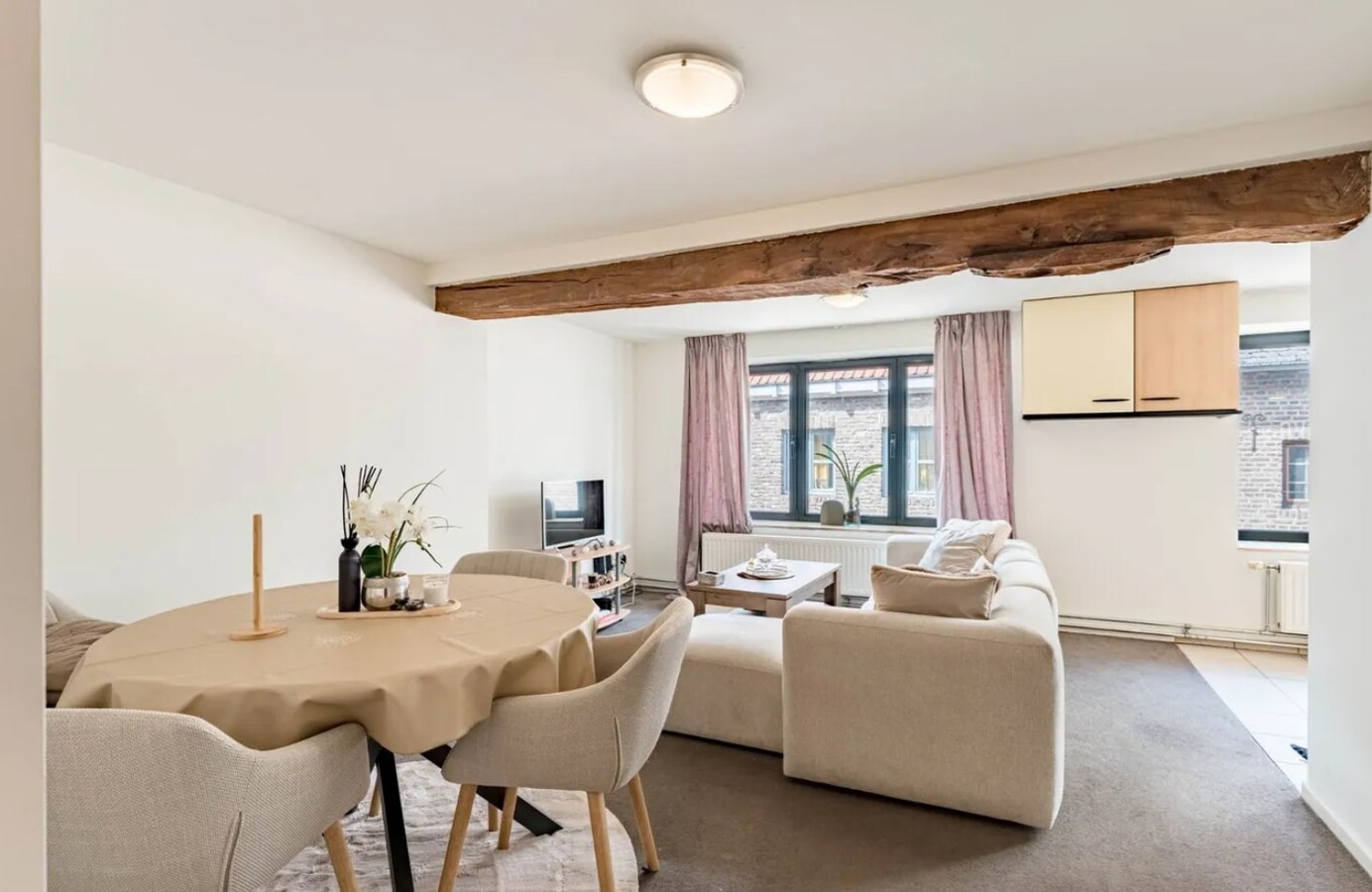 Unieke investeringsopportuniteit in het hart van Maaseik Handelspand + 2 verhuurde appartementen | Centrale ligging | Interessant verhuurpotentieel 