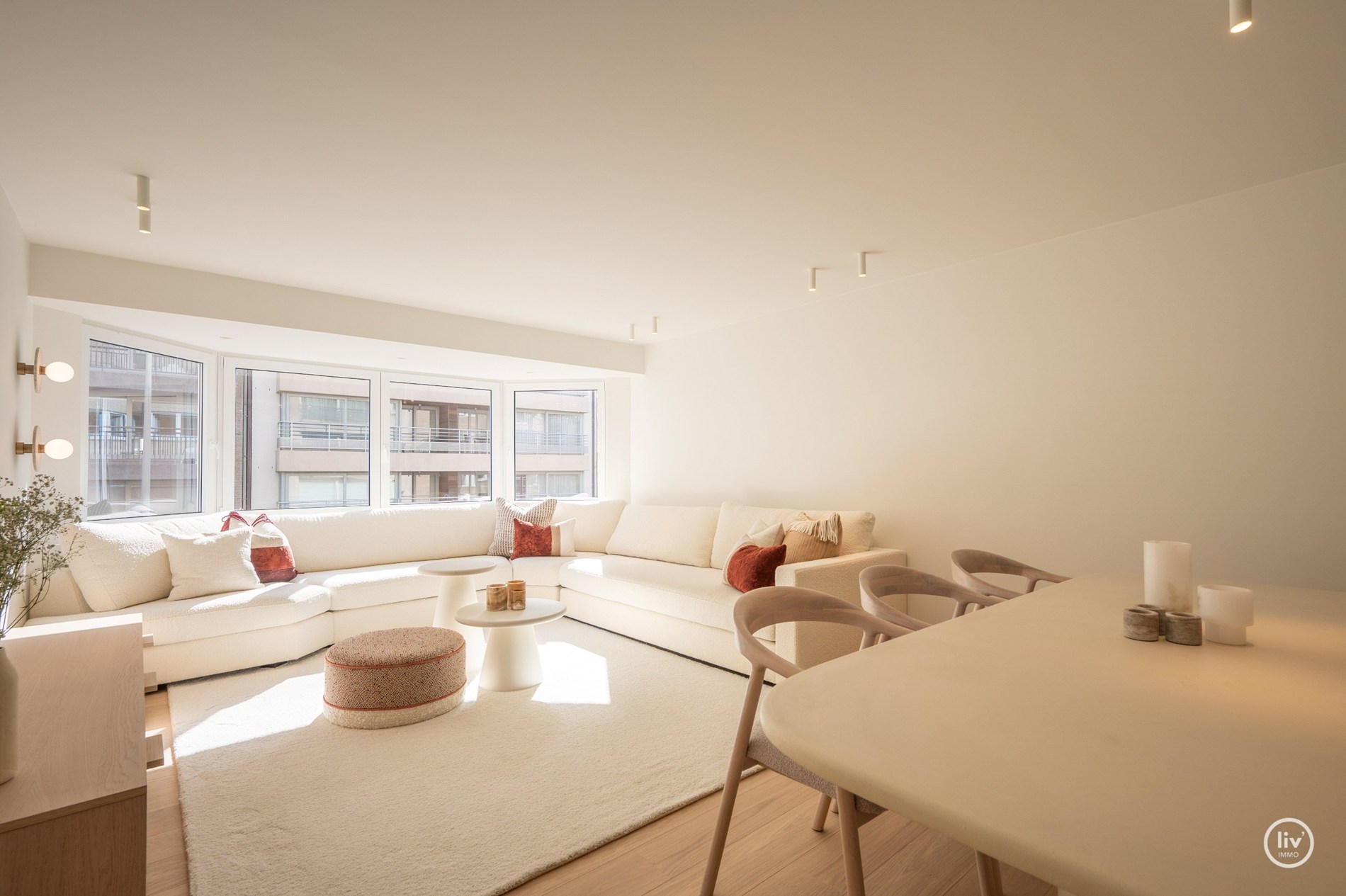 Appartement de luxe entièrement rénové de 3 chambres situé sur l'avenue Parmentier, à proximité de la digue. 