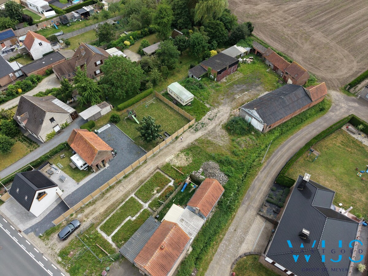 Perceel van 1.771 m² met woning op plan + bijgebouwen ! 