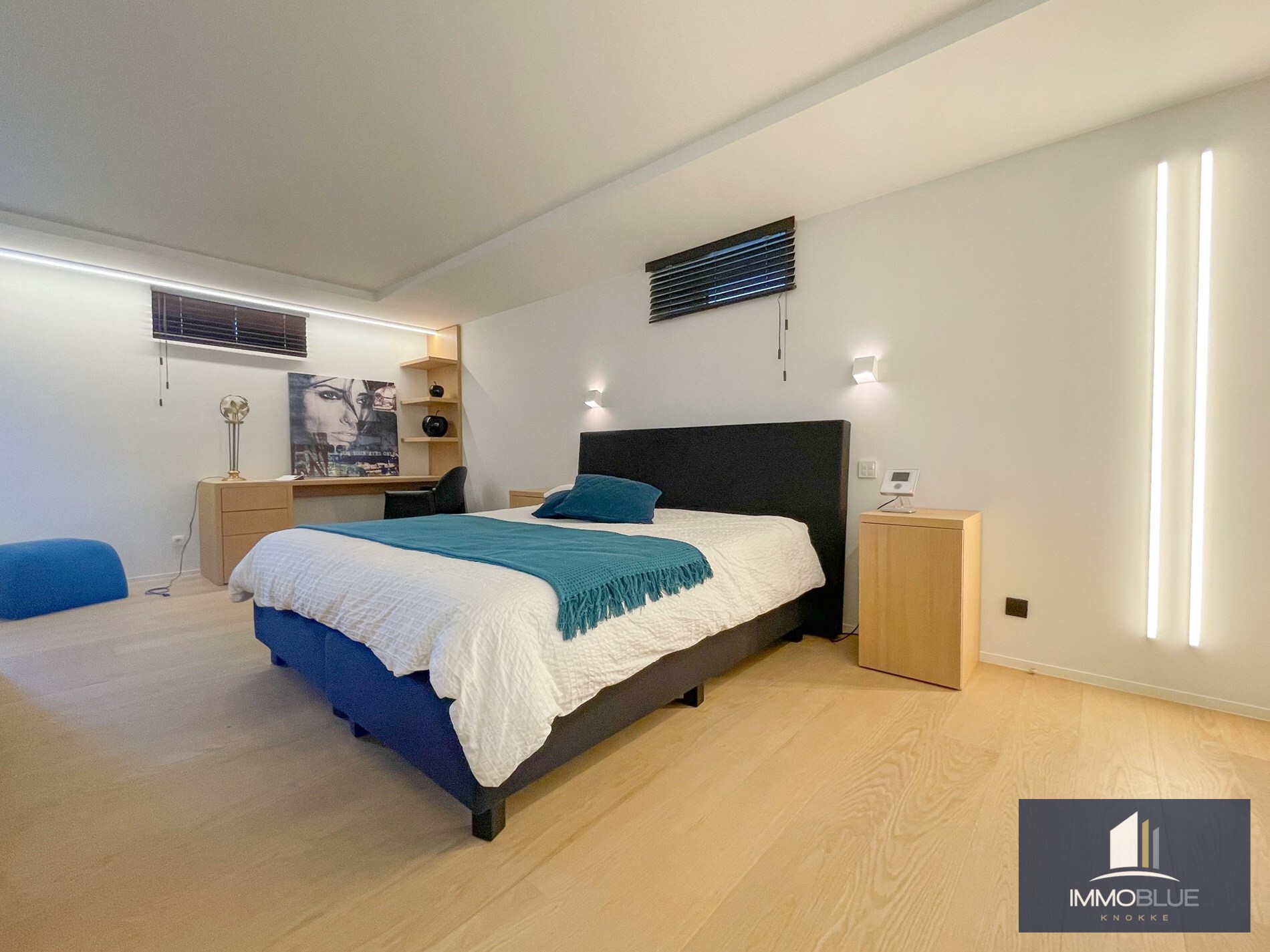 Uitzonderlijk, luxueus afgewerkt hoekappartement met frontaal zeezicht. 