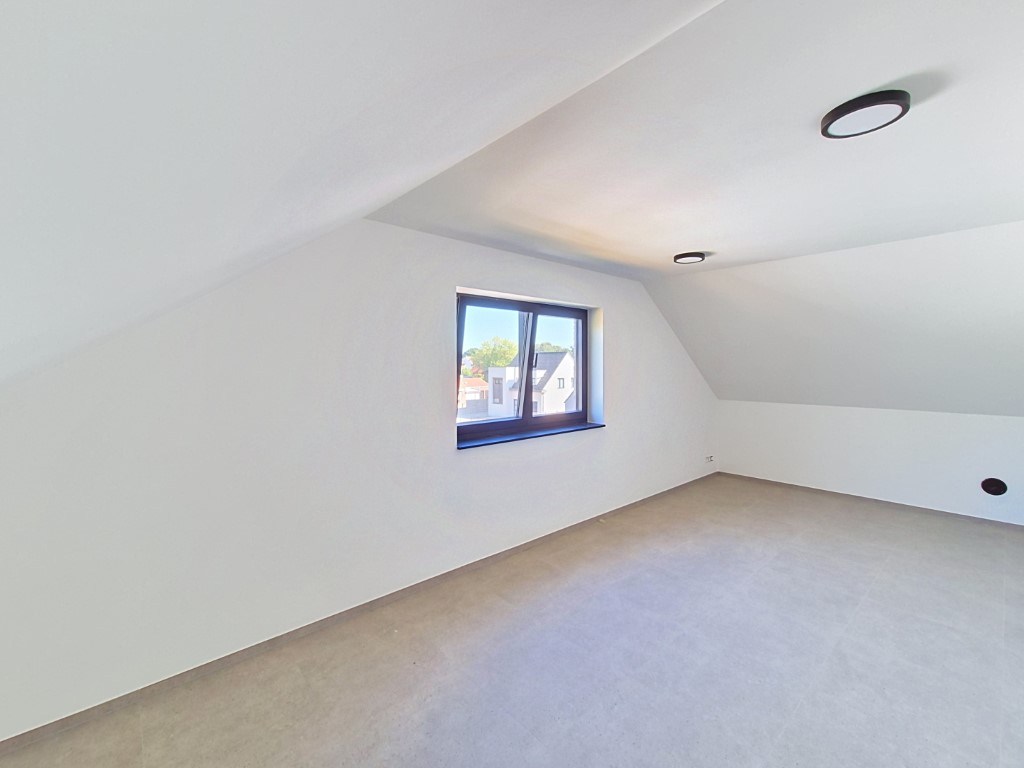 Nieuwbouwwoning met 3 slpk en polyvalente ruimte 