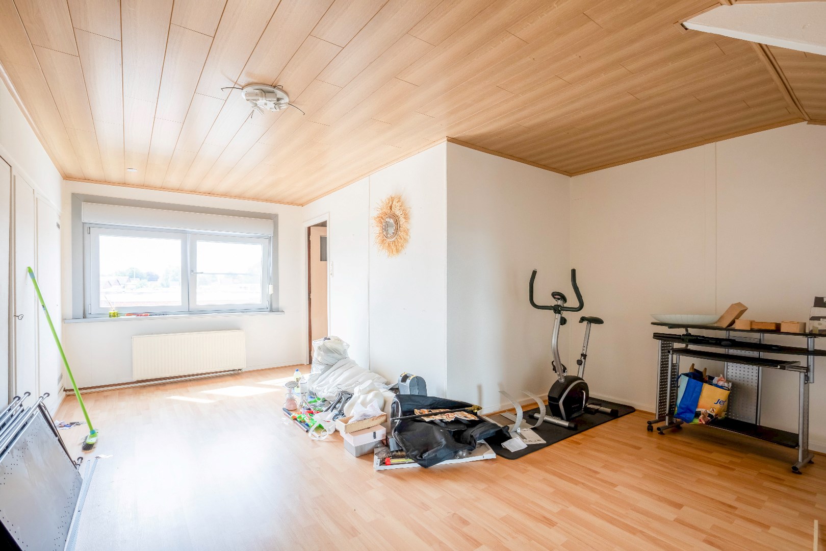 Toffe woning in rij met ingerichte tuin en garagebox 