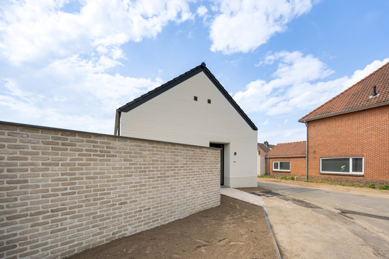 Exclusieve woning in volledig heropgebouwde hoeve op een perceel van 4a60ca! 