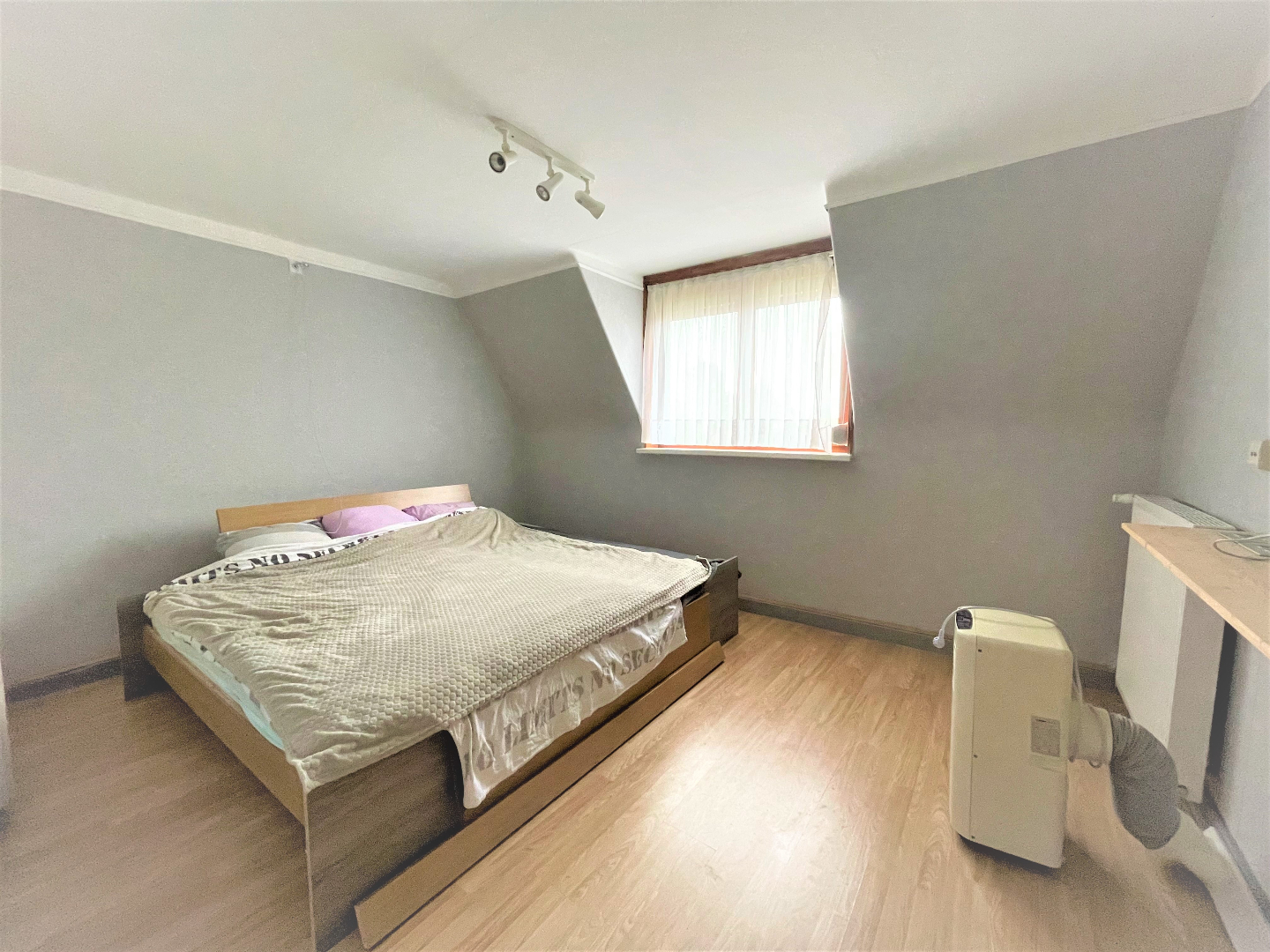 Statige halfopen woning met 3 slaapkamers en garage 