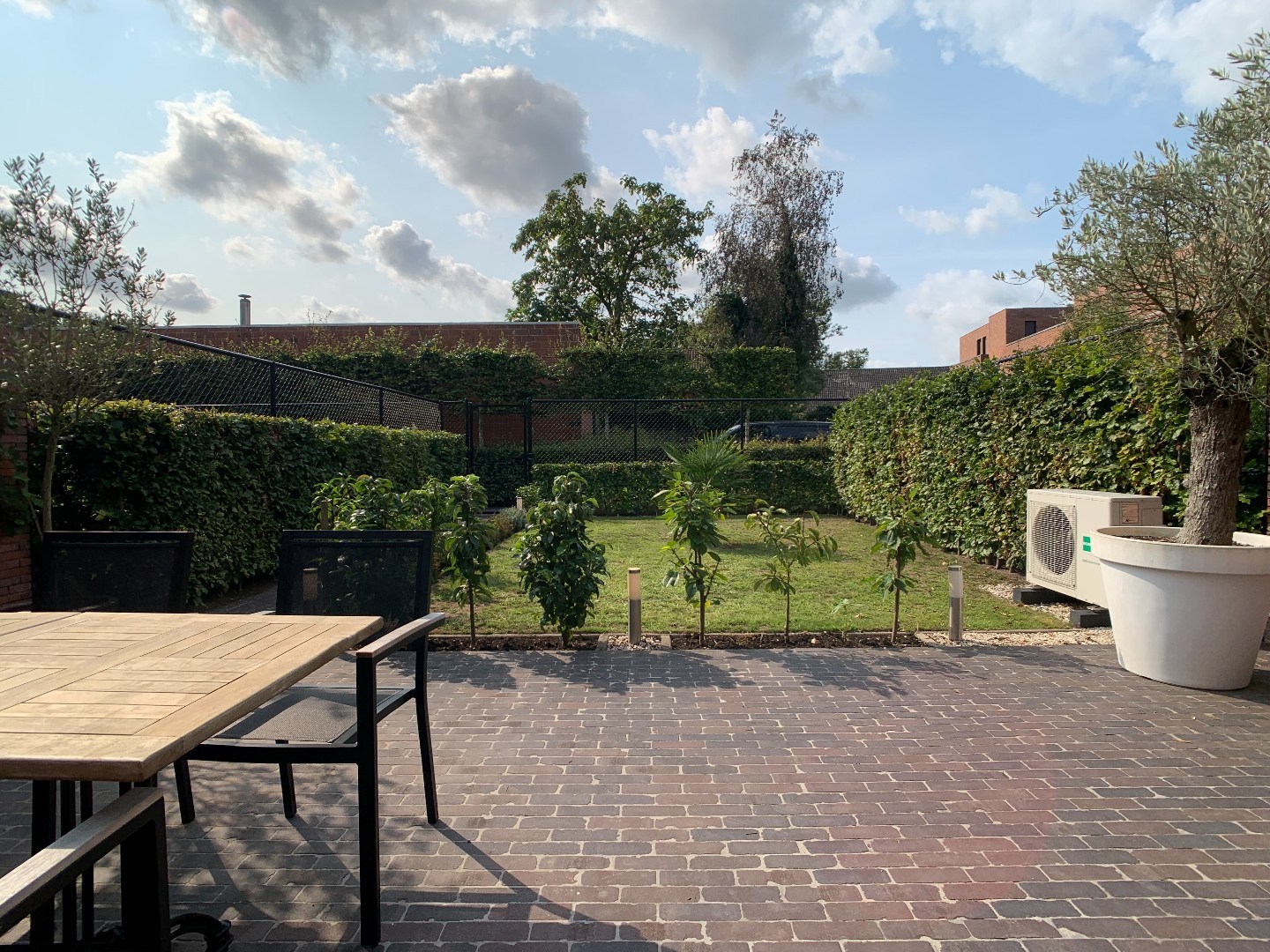 Recent gelijkvloers appartement met tuin, 2 slaapkamers en dressing 