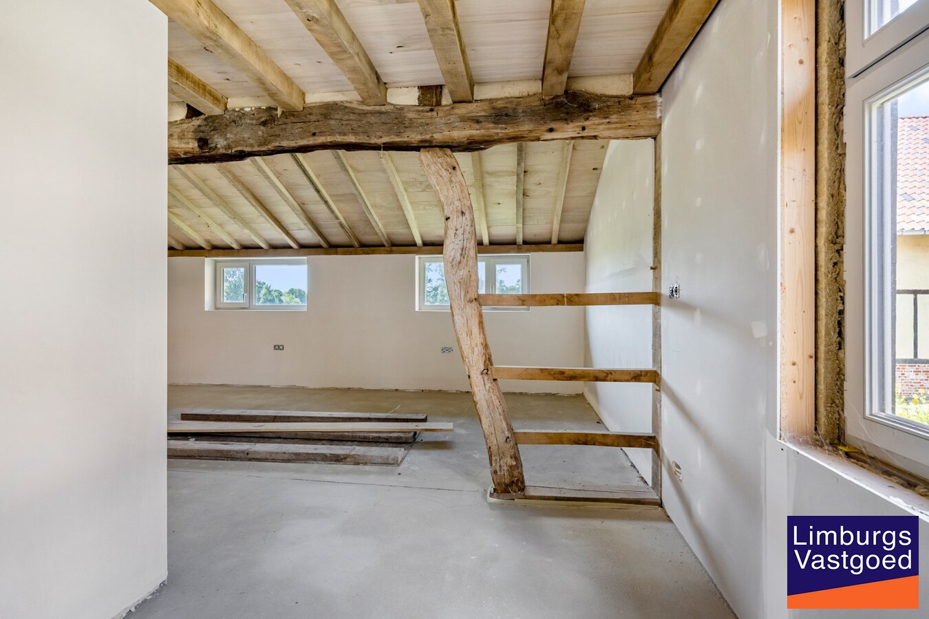 UNIEKE VIERKANTSHOEVE met paardenstallen op 7,34 hectare met vergunning voor zwembad en poolhouse 