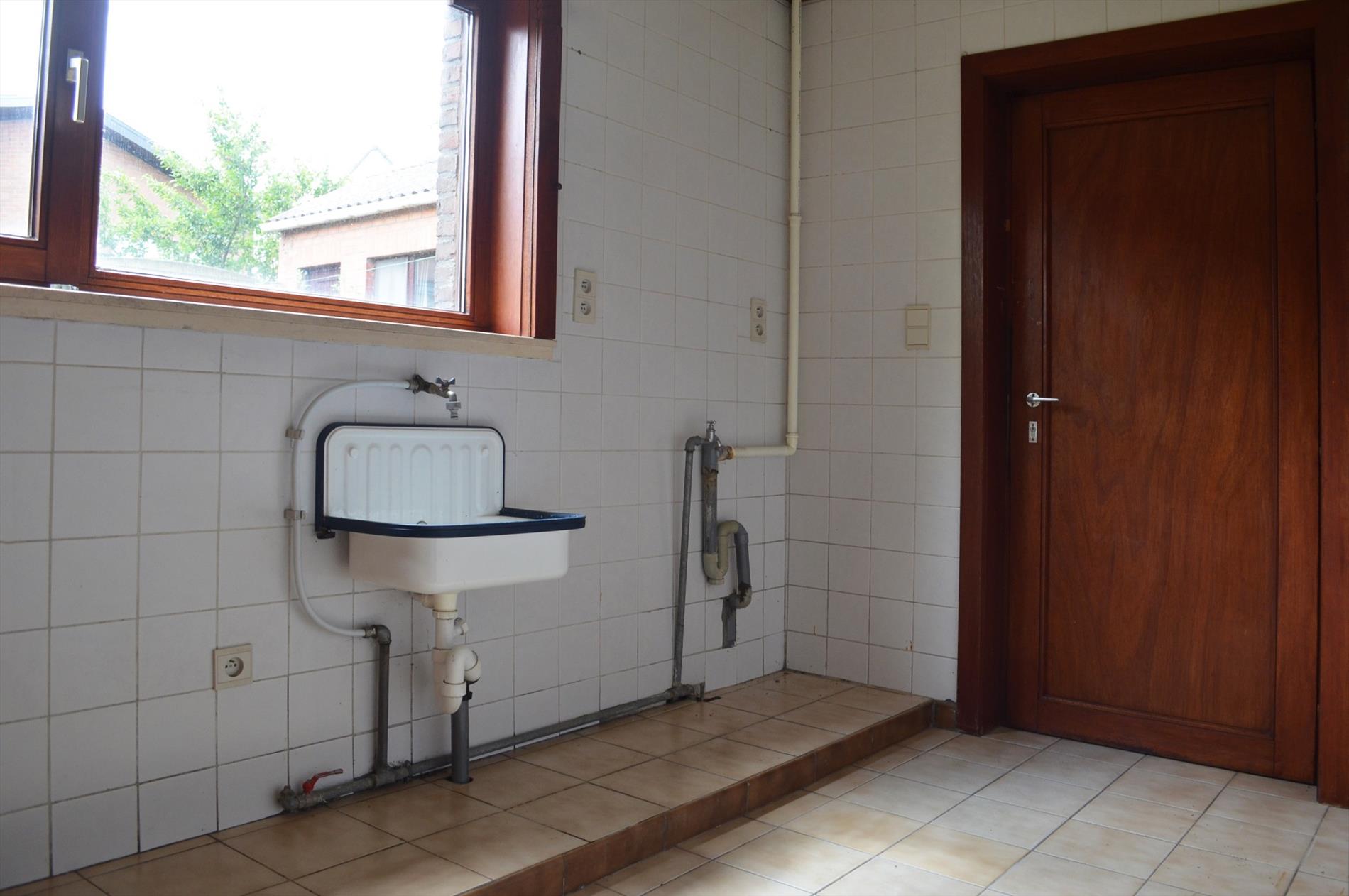 Gezinswoning met 3 slpks, veranda, garage &amp; tuin te Sint-Jan-In-Eremo 