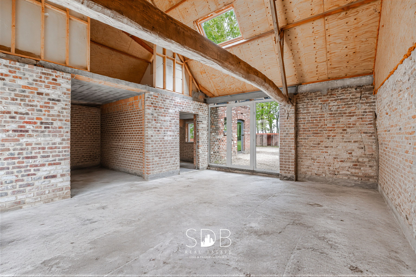 Authentieke hoeve met achterliggend groen op 5.192m² 