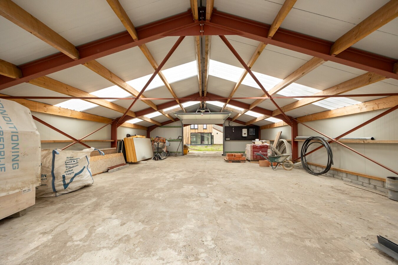 Vernieuwbouwwoning met ruim nieuwbouwmagazijn van 155 m² 