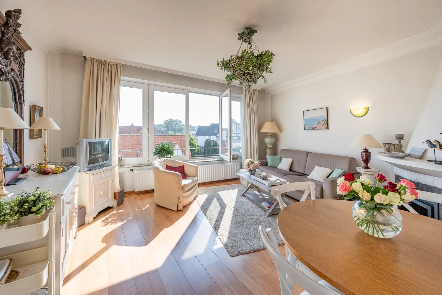 Appartement charmant avec 2 chambres à coucher, très bien situé avec UNE VUE OUVERTE au Churchilllaan.