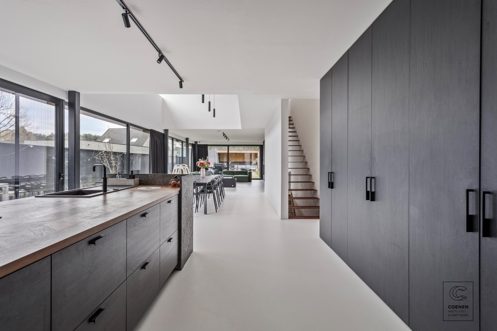 Prachtig verder af te werken HOB van 320 m² in een doodlopende straat! 