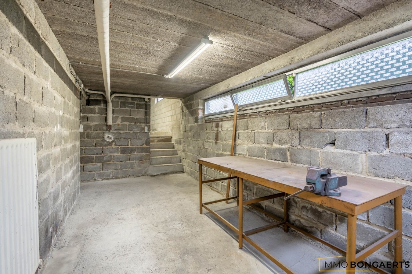 Ruime woning met tuin, garage en 3 slaapkamers in Genk. 