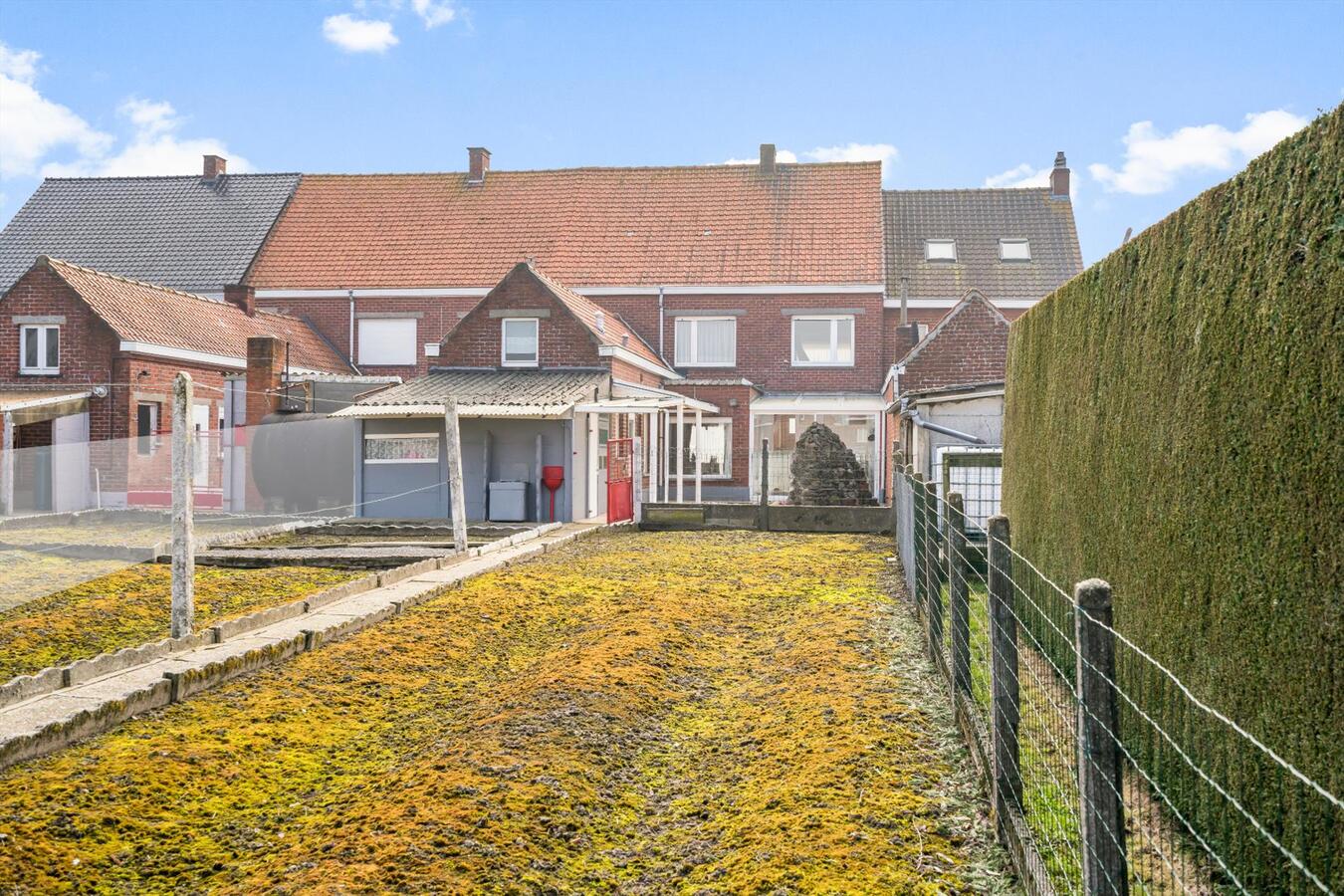 Gunstig gelegen, verrassend ruime rijwoning met grote tuin 