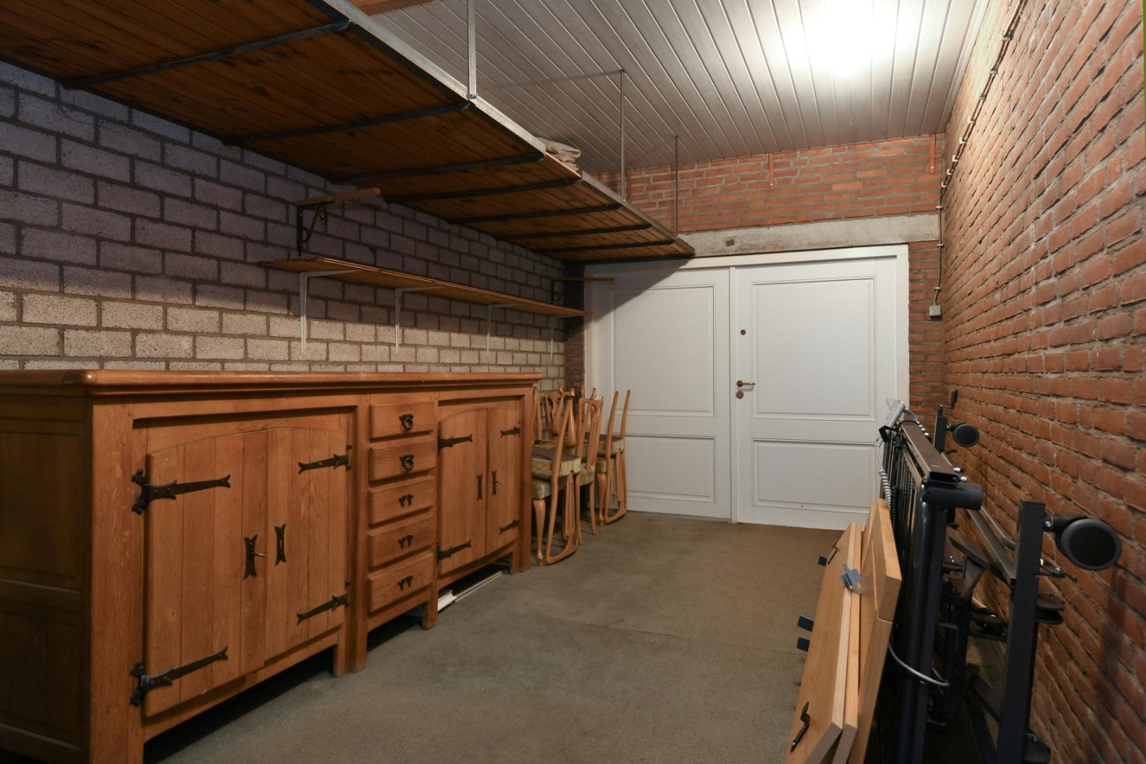 Geschakelde 2-onder-1-kap woning met serre, vier slaapkamers en inpandige garage gelegen nabij het centrum van Panningen 