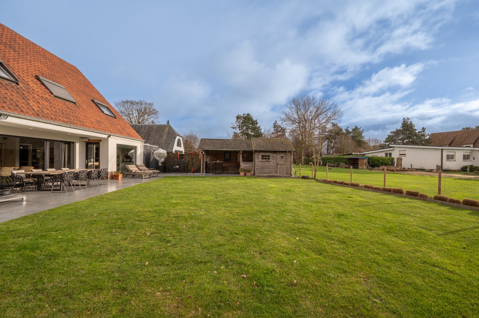 prachtig gerenoveerde alleenstaande villa geniet van een uitstekende centrale ligging, op slechts enkele minuten van het centrum van Knokke. 