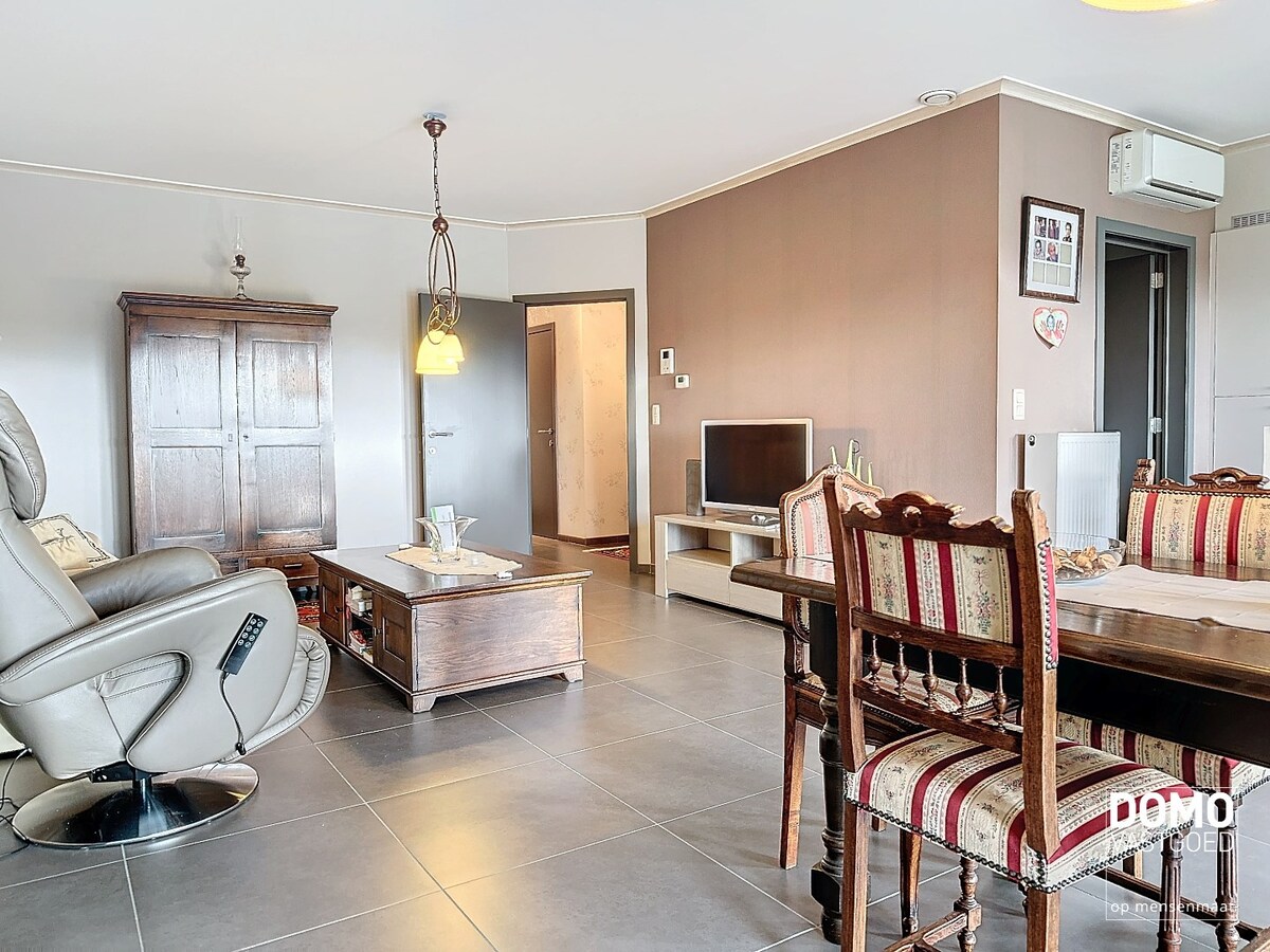 Ruim gelijkvloers appartement voorzien van 2 slaapkamers met zonnig terras in het centrum van Meldert. 