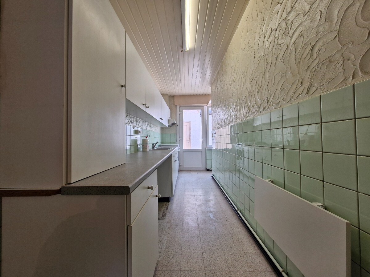 Charmant gelijkvloers appartement met stadskoer in hartje Heist 