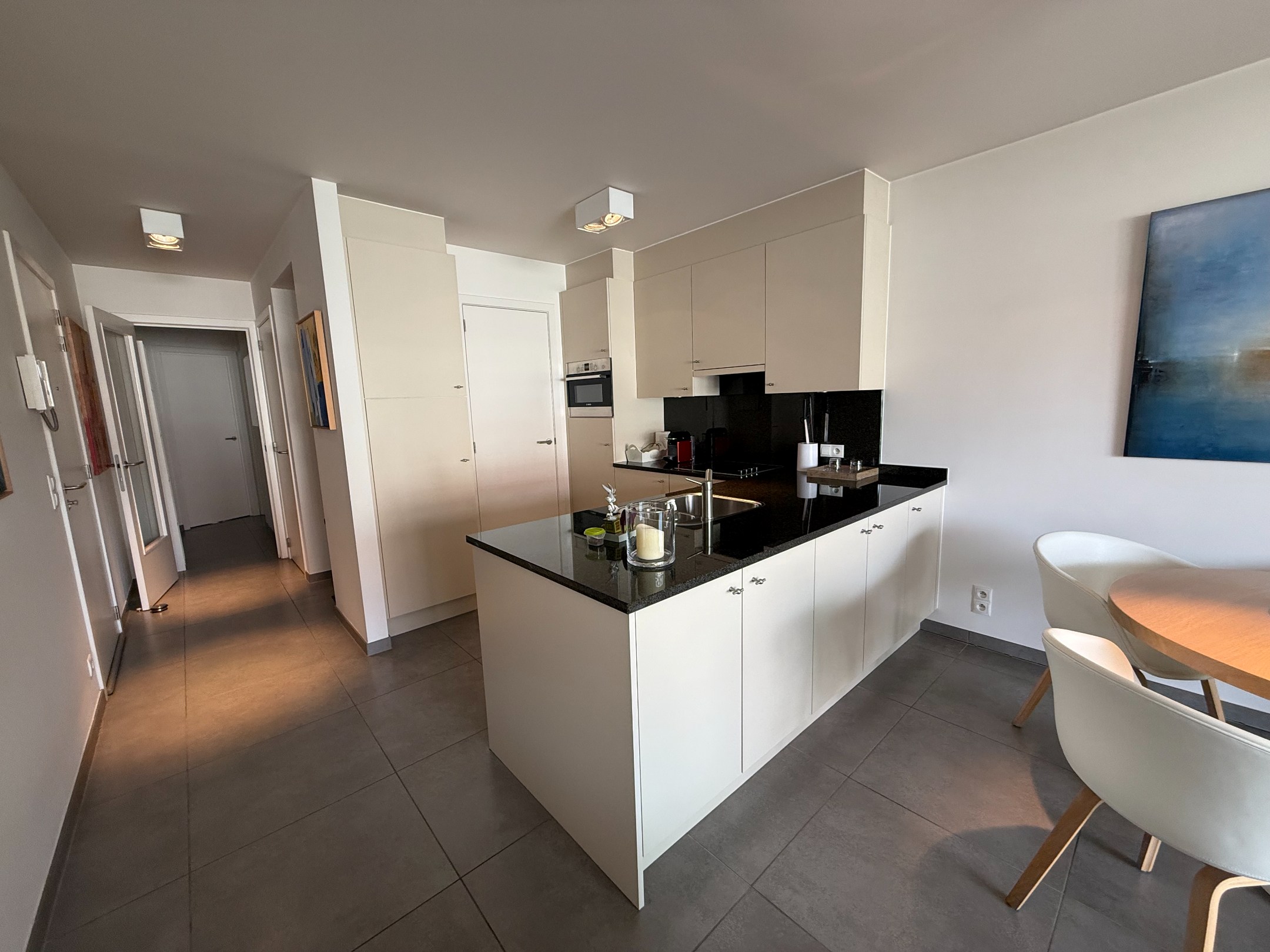 Heel goed gelegen en netjes onderhouden appartement met een open zicht en 2 slaapkamers gelegen in de Koningslaan, vlakbij de Zeedijk. 