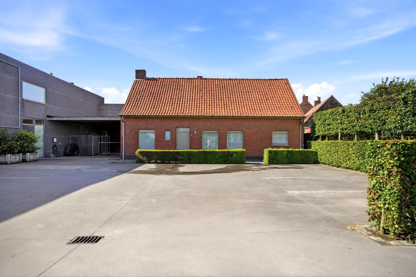 Uniek bedrijfsvastgoed met woonst in Westrozebeke te koop! 