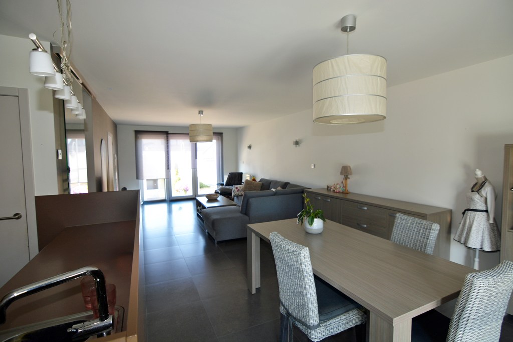Modern triplex appartement met 3 slpks, terras, kelderberging en autostaanplaats. 