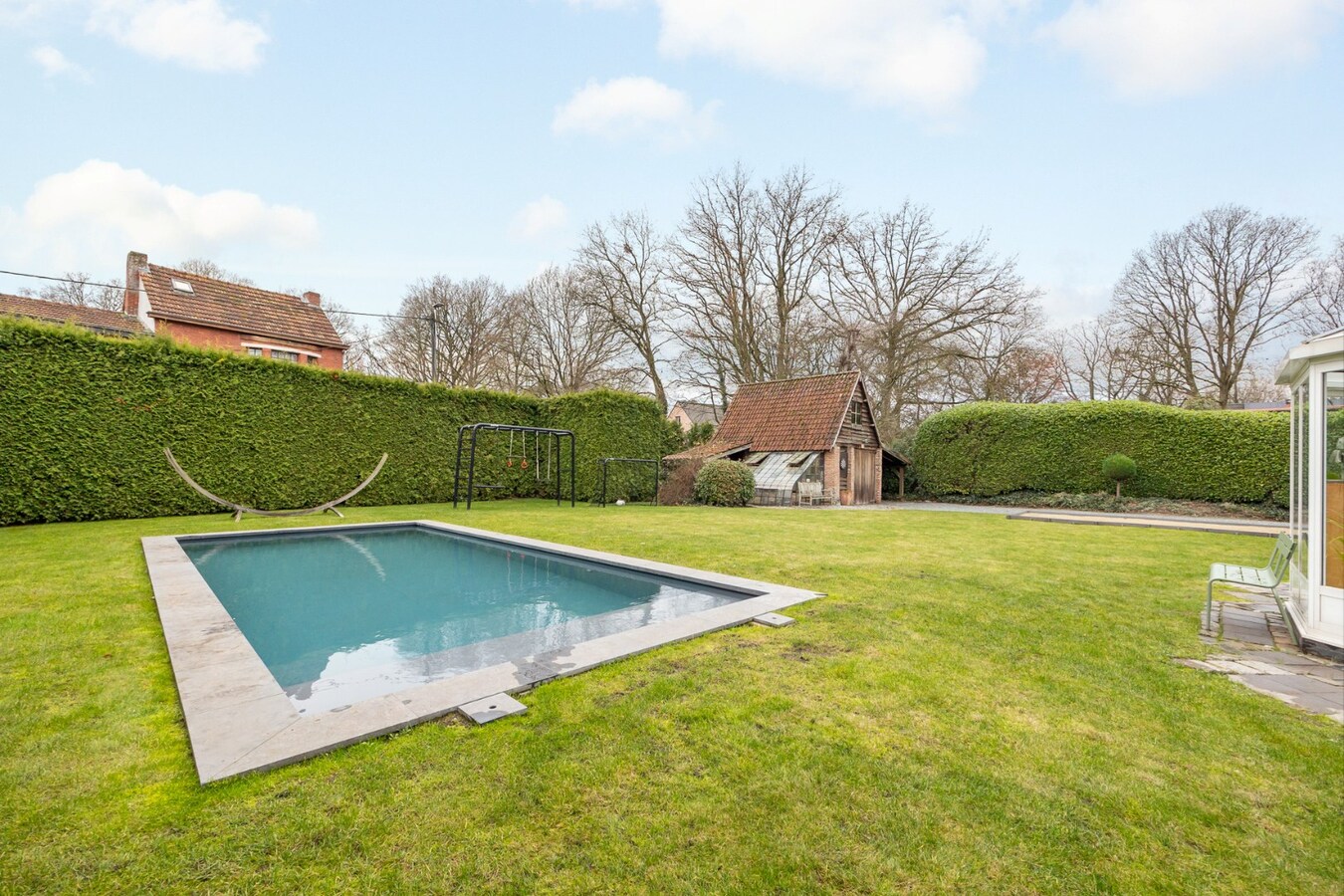 Charmante en ruime woning met zwembad en bijgebouw op toplocatie 