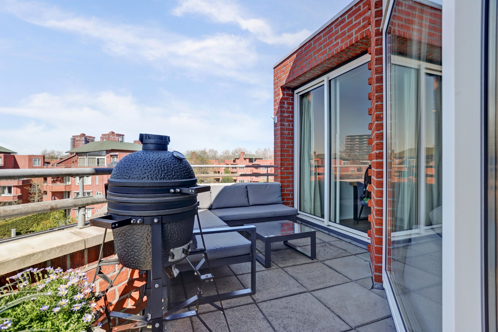 Instapklaar 3-kamer appartement op de 4e en 5e verdieping met ruim zonnig terras, eigen parkeerplaats in de parkeergarage, berging in de onderbouw en gelegen op eigen grond. 
