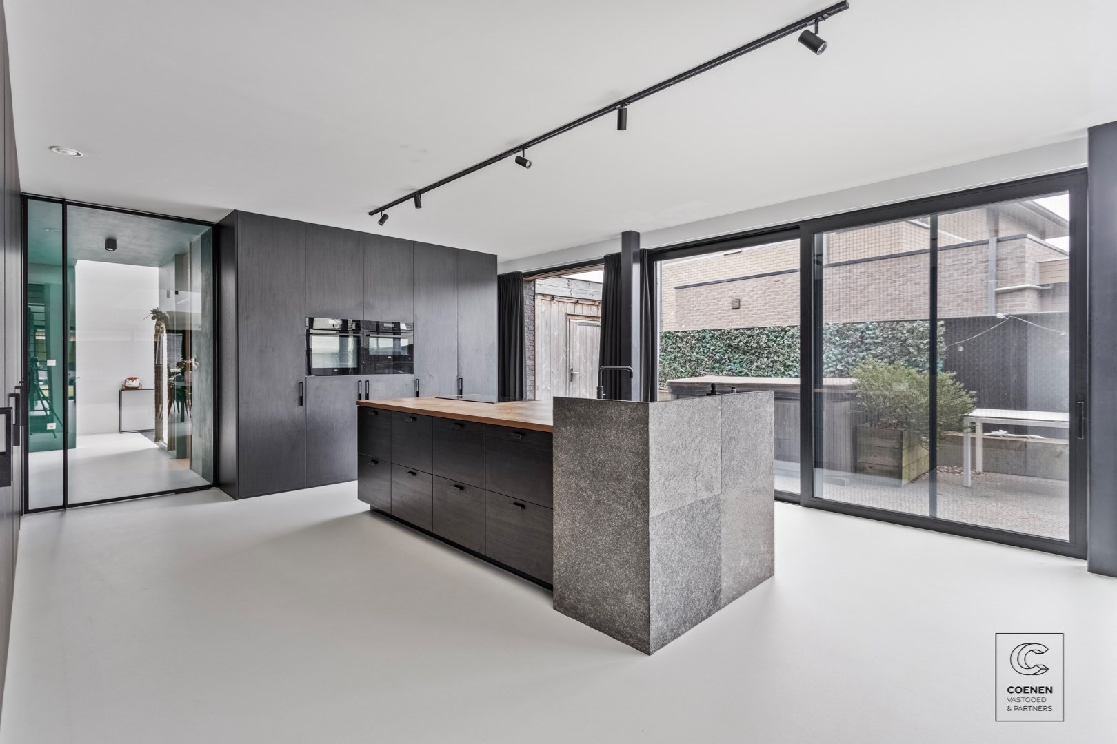 Prachtig verder af te werken HOB van 320 m² in een doodlopende straat! 