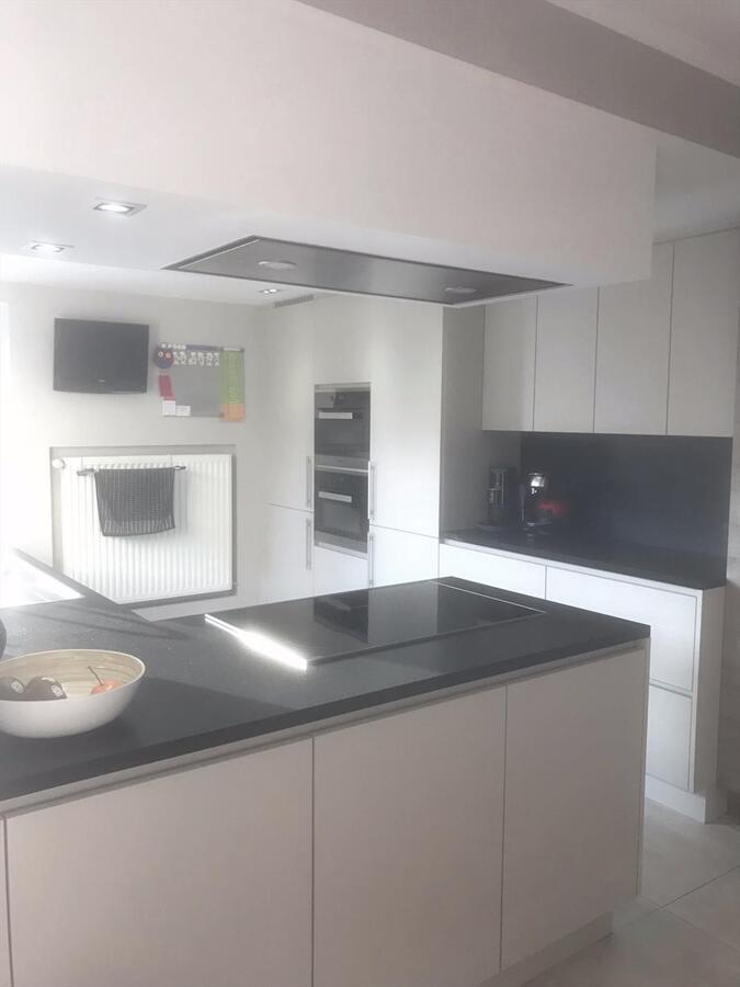 UNIEK GERENOVEERDE STADSWONING MET ZWEMBAD 