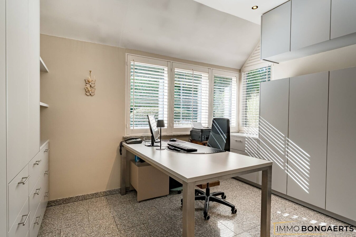 Bijzonder ruime woning op een uitzonderlijk perceel van maar liefst 16 are 