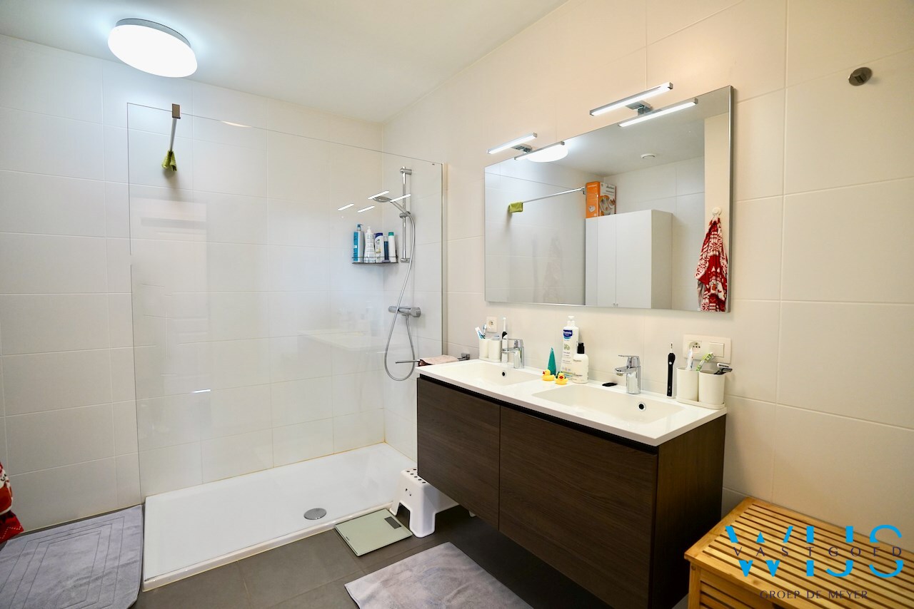 Prachtige duplex met garage in het rustige landelijke OOSTEEKLO ! 