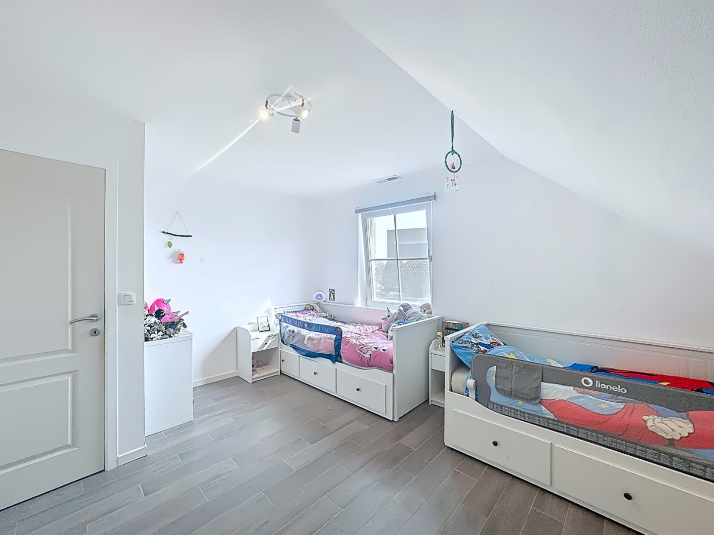 Ruime en recente halfopen bebouwing met 3 volwaardige slaapkamers 