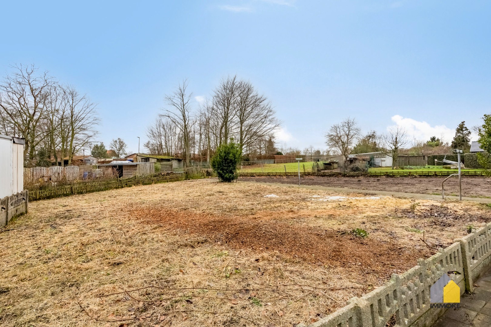 Neeroeteren: Op te frissen, vrijstaande woning op 8 a 26 ca met 5 slpks. 