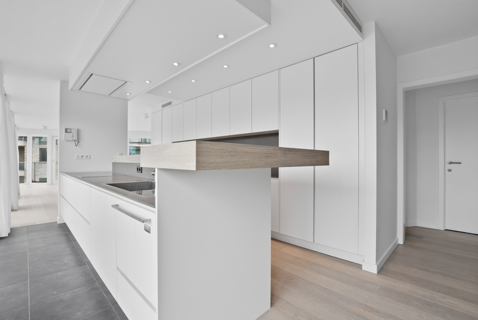 Luxueus praktisch appartement (122m² + 30 m²) met rondom terrassen te Nieuwpoort-Stad 