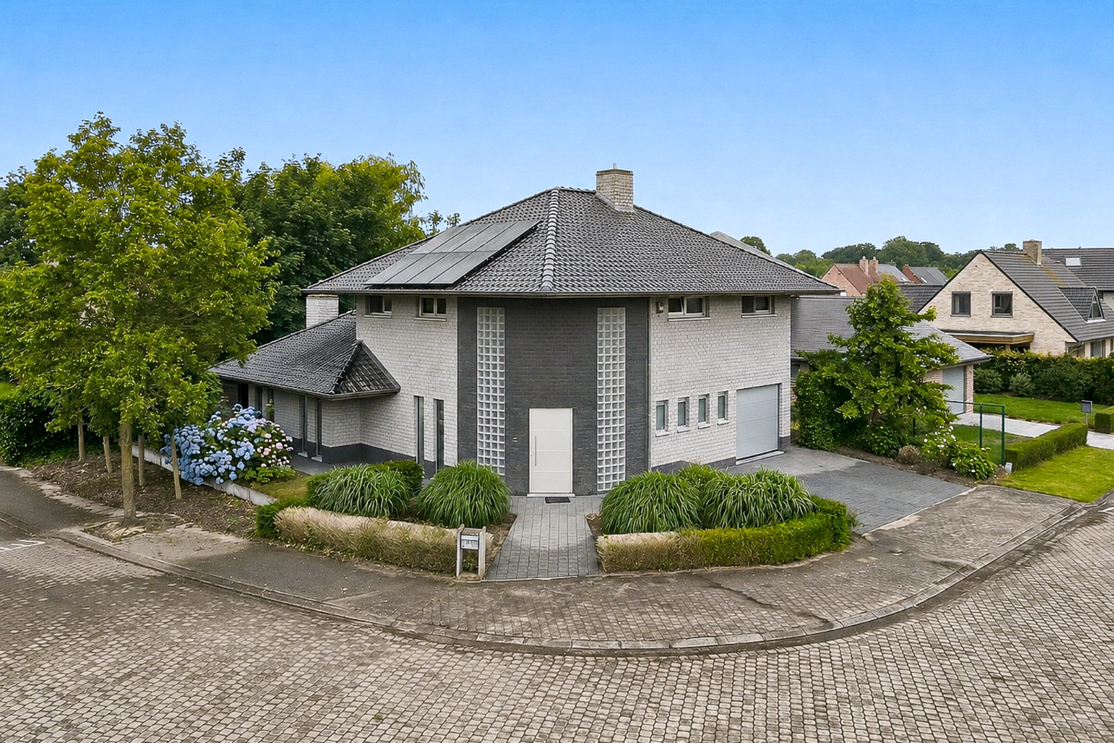Instapklare alleenstaande woning met 4 slaapkamers op rustige ligging in Koekelare 