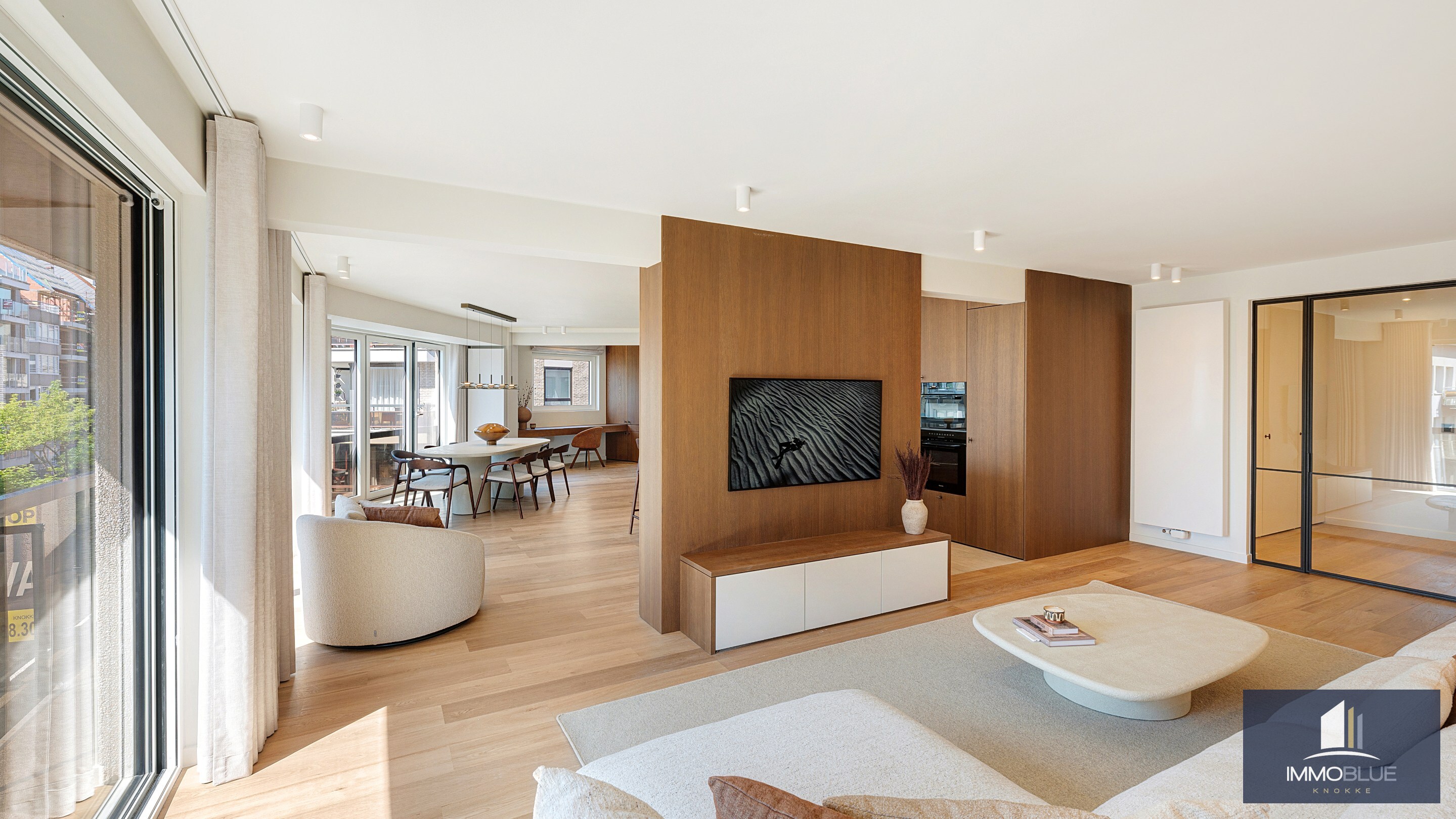 Uitzonderlijk hoekappartement, gelegen in de Zoutelaan, met een gevelbreedte van ca. 16 meter en biedt een open uitzicht op de Lippenslaan. 