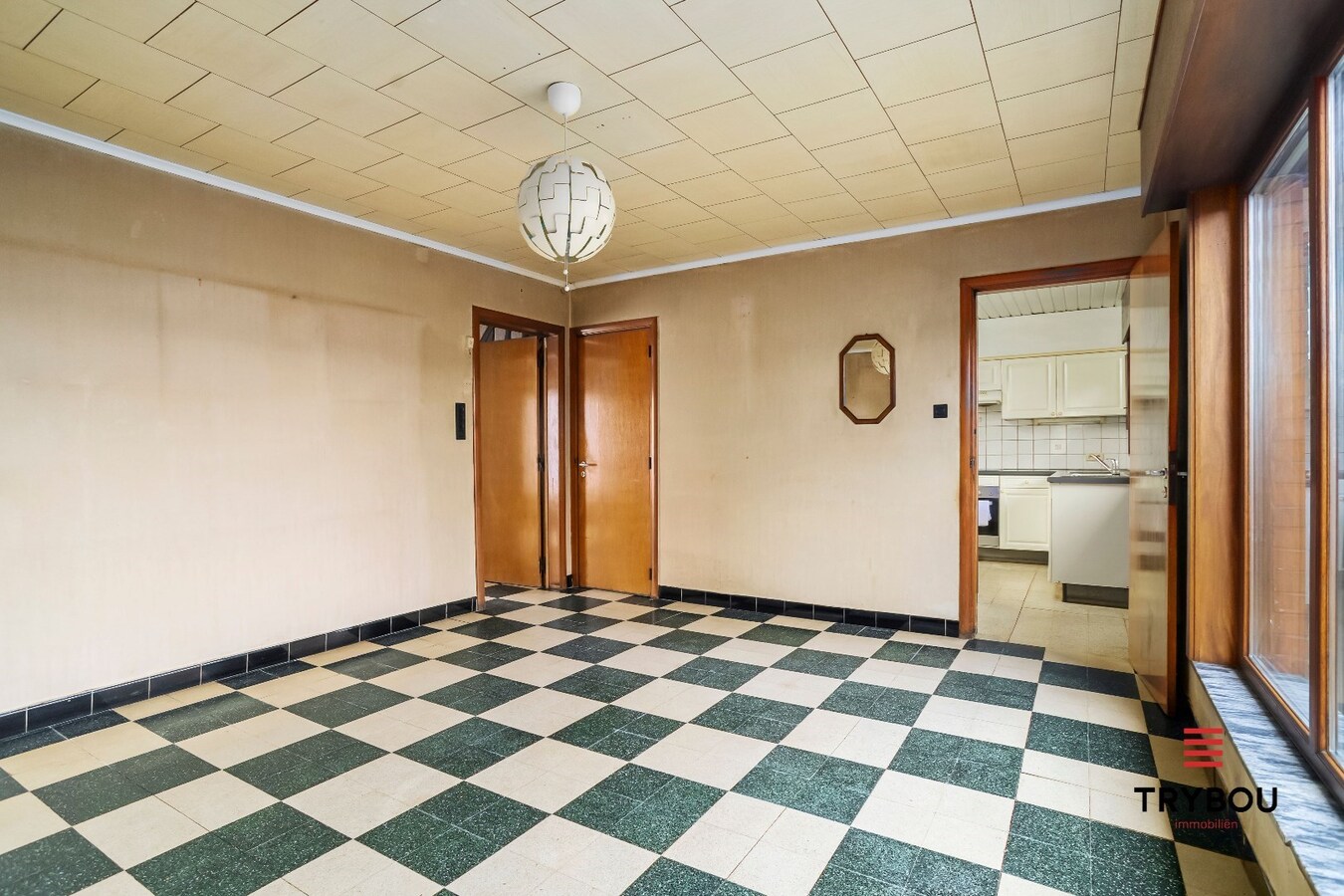 Halfopen woning met drie slaapkamers op ruim perceel van 770 m² 