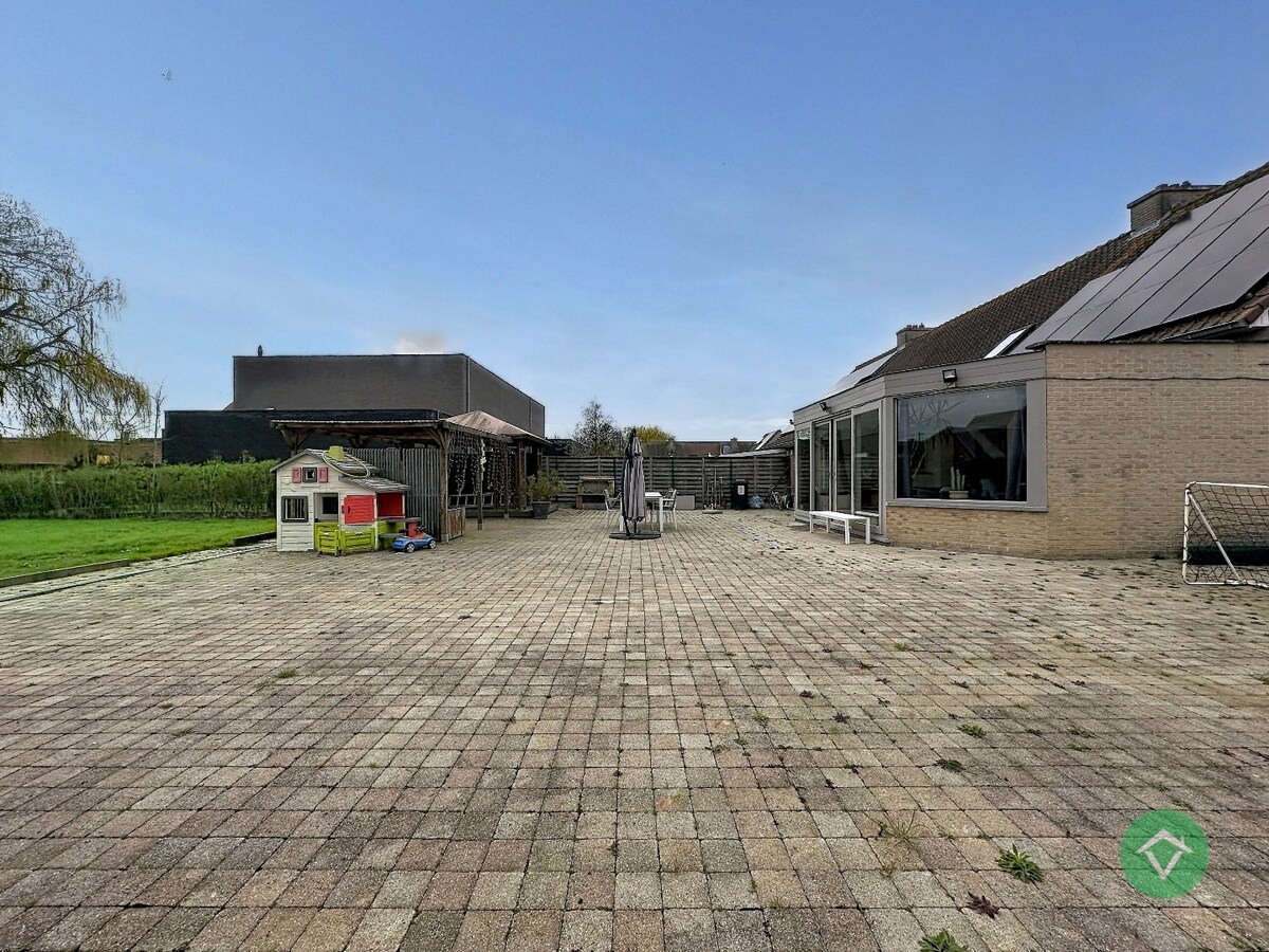 Statige gezinswoning met zonnige tuin, drie slaapkamers en topligging in Leke 