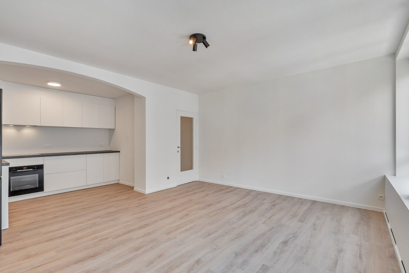 Stijlvol gerenoveerd appartement met moderne uitstraling in het centrum van Maaseik! 