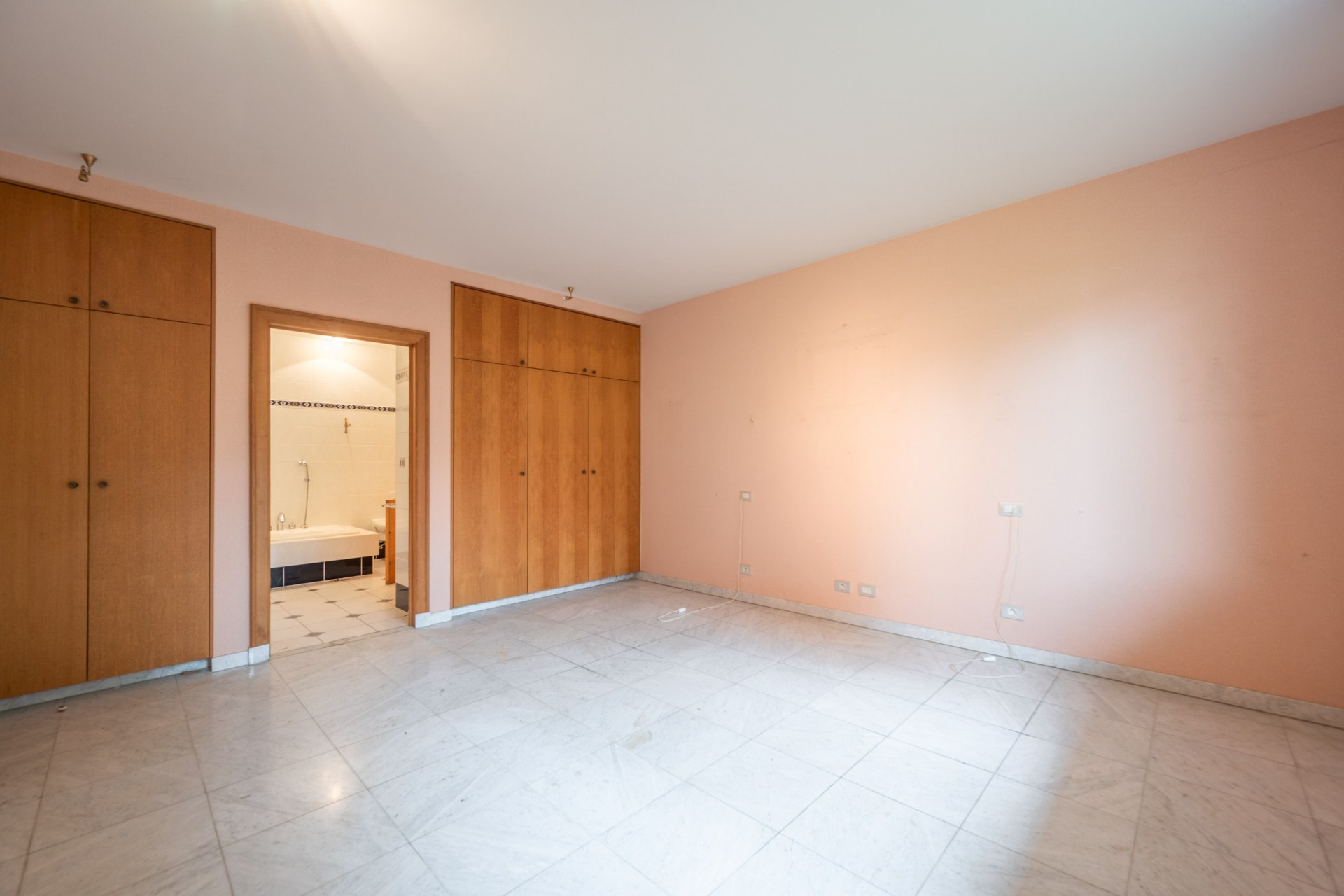 Ontdek deze karaktervolle villa, rustig gelegen in het gegeerde Duinbergen, op wandelafstand van het strand (incl. zeer ruime dubbele inpandige garage) 