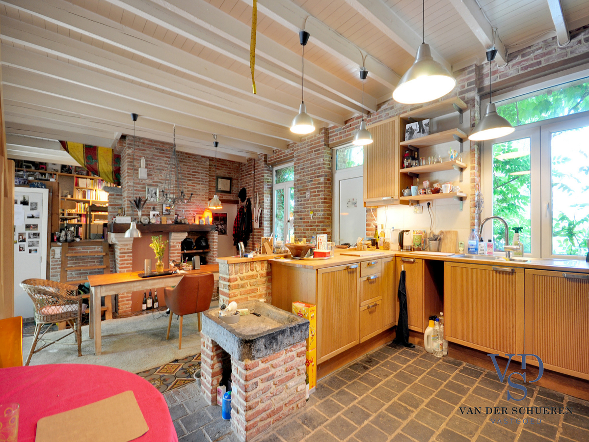 Idyllische woning met schuur. Uitzonderlijk gelegen. 