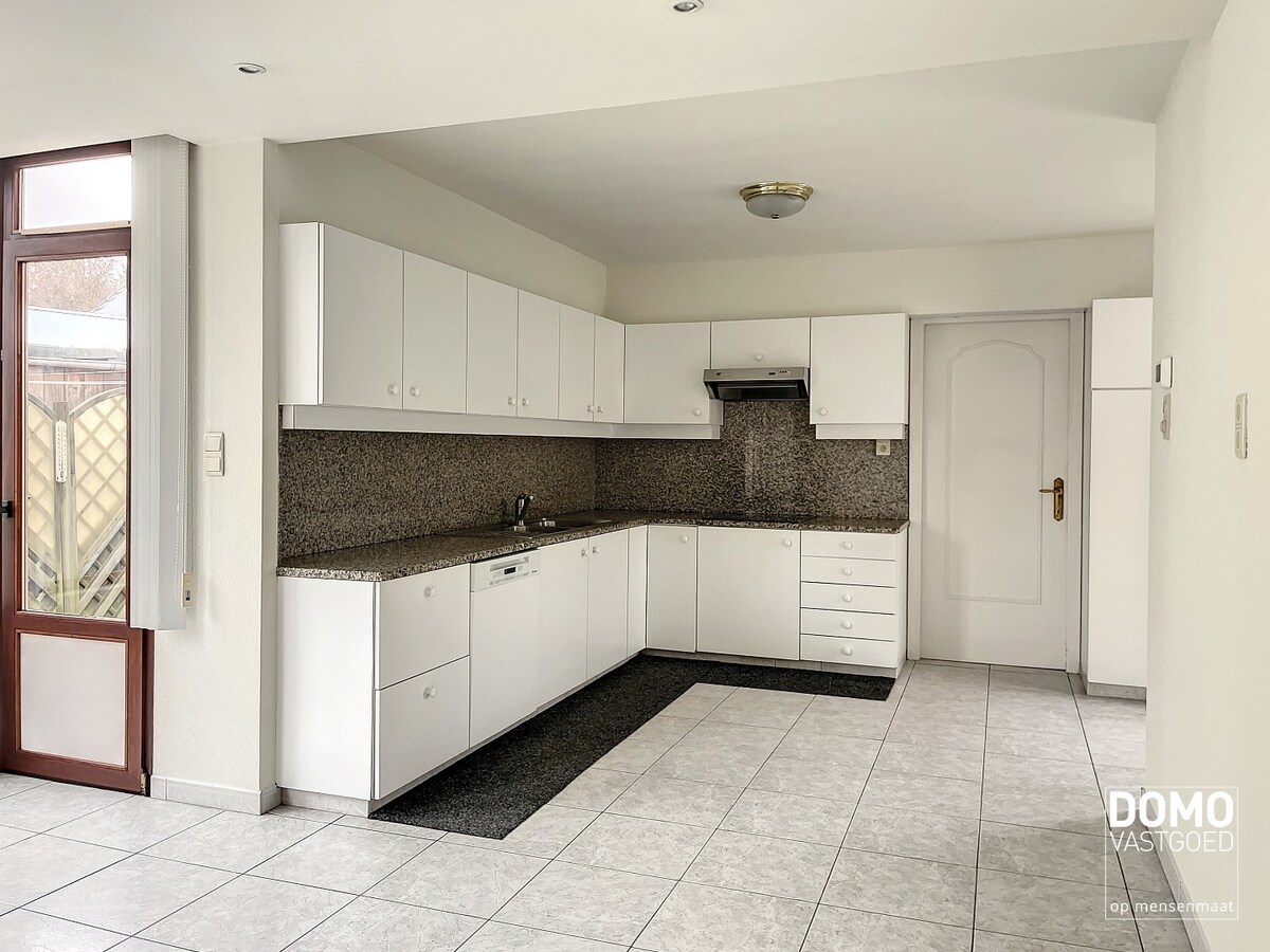 Ruime woning, gelegen nabij het centrum van Kermt met gunstig EPC label. 