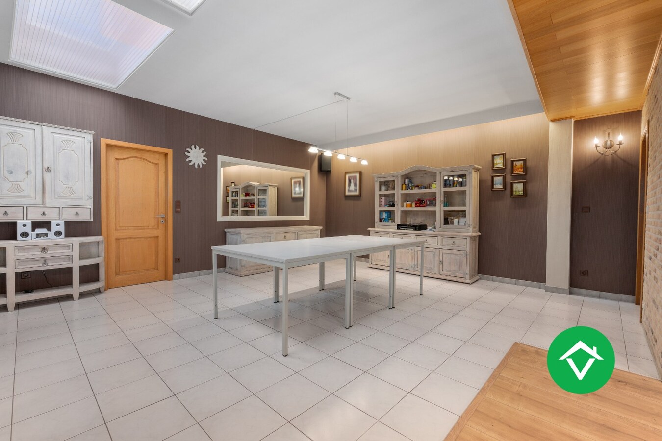 Veelzijdig handelspand met woonst en twee verhuurde appartementen in centrum Aartrijke 